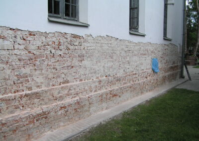 Stary gruby mur poddany iniekcji